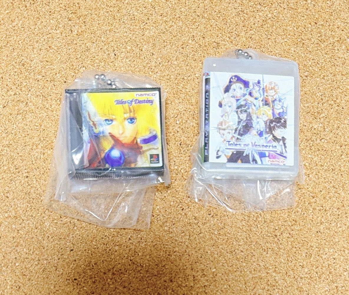 2_ro_maru's tweet photo. 【譲渡】テイルズ ガチャガチャ ミニチュア パッケージ チャーム

譲※画像参照
・テイルズオブデスティニー
・テイルズオブヴェスペリア

求
600円＋送料
※纏めての譲渡のみ

ゆうちょ銀行、三井住友銀行、PayPayでのお取引が可能です。 https://t.co/u0FnDYuri2