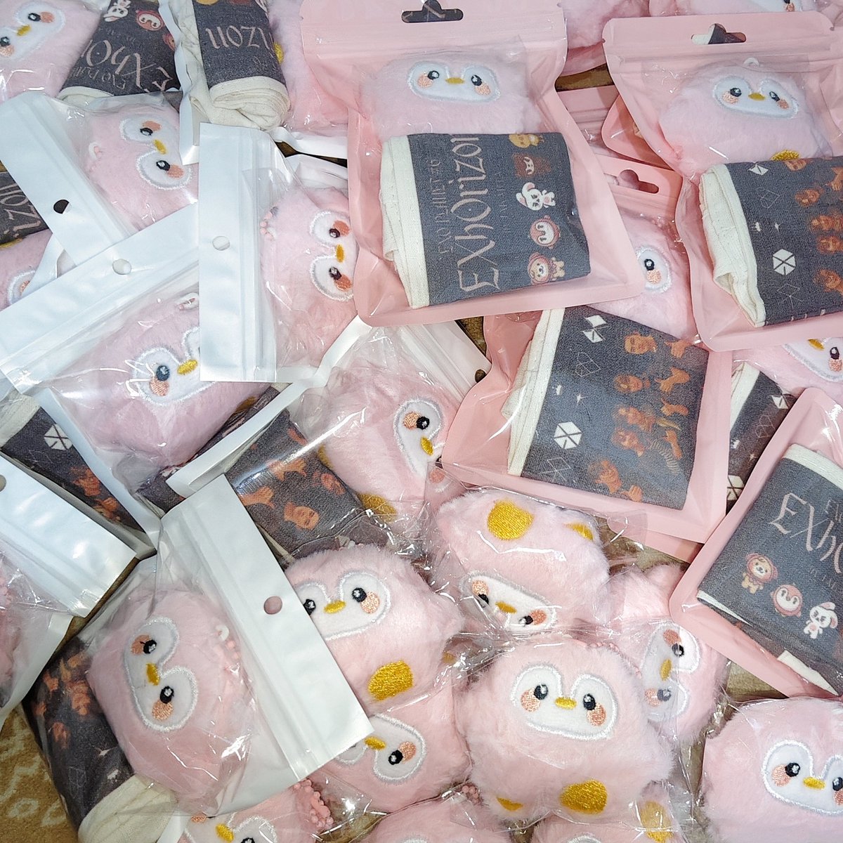 dohraaaa_'s tweet photo. Gak nyangka freebies cimitku bakal serame ini 😭🥰☺✨ 
Oh iya utk pouch nya beda-beda, tapi isi nya tetep sama ya. Aku bagiin nya random gak bisa milih 😭🙏. Kalau ada yg dapet doll keychn pinguin aja maapin ya, karna udah mepet banget cuma bisa nambah itu. See u EXO-L 🥰✨🤍🫶 https://t.co/LXbj1Mi9zd