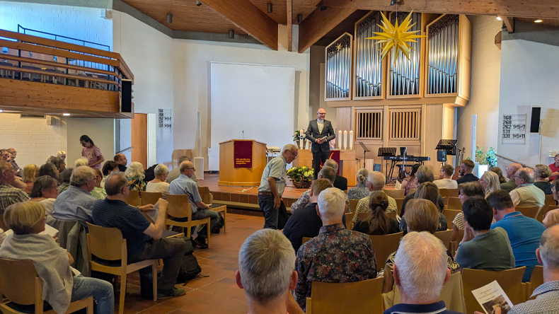 emkde's tweet photo. Kirche als Schiff auf hoher See
Auftakt der Norddeutschen Jährlichen Konferenz der EmK in Braunfels war ein Abendmahlsgottesdienst unter dem Leitwort »Gemeinde in stürmischen Zeiten«.
https://t.co/idZhaf3fP2
#EmK #Methodisten #NJK2026 #Braunfels https://t.co/PFyicJyIKI