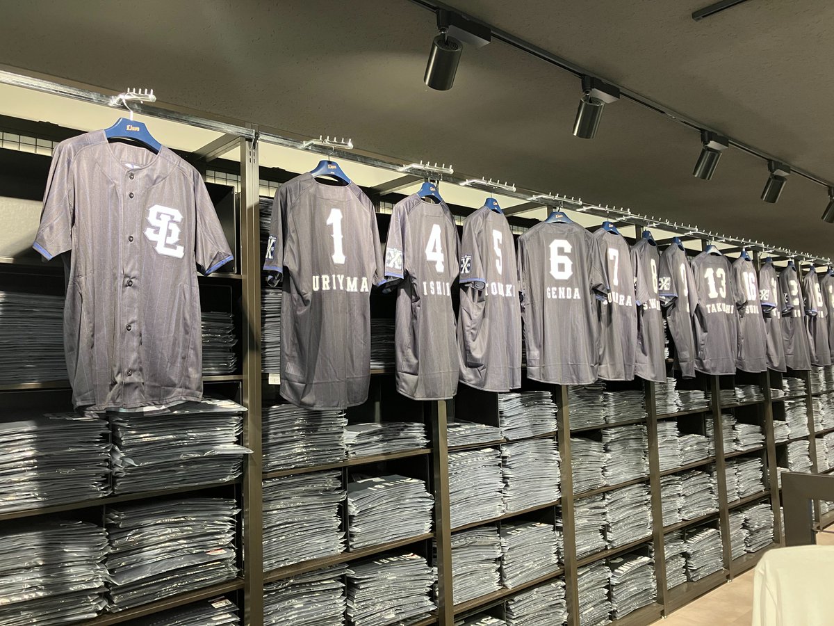 Lionsstore_web's tweet photo. ＼5/29(金)交流戦グッズ店頭販売開始！／
「Lions Black Mode」にちなんだブラックアイテムや、セ・リーグ6球団のマスコットとレオとの共演グッズなど豪華な品揃え✨
グッズをゲットして交流戦を盛り上げよう！

・チームストア フラッグス
5月29日(金)営業開始～
https://t.co/SNfVbQtu13
#seibulions https://t.co/RsvzTqAKOP