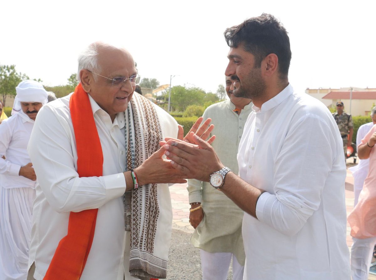 meetthackerbjp's tweet photo. માનનીય મુખ્યમંત્રી શ્રી ભૂપેન્દ્રભાઈ પટેલ સાહેબ નું ભુજ-કચ્છ ખાતે સ્વાગત-સન્માન કર્યું. https://t.co/tRPe0SmP4H