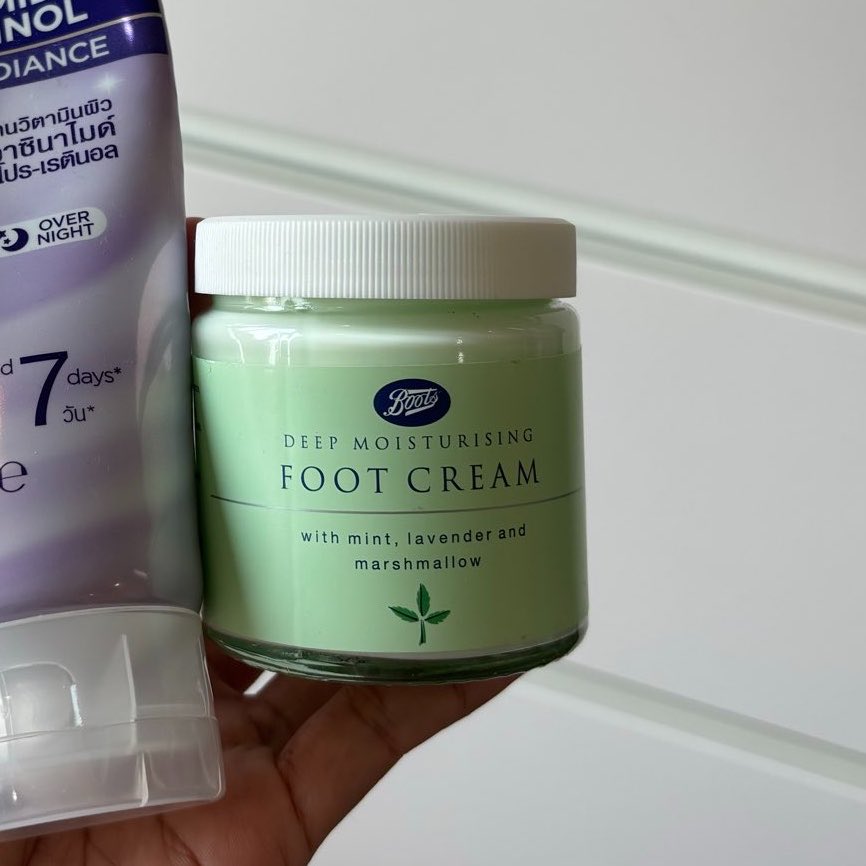 fhaarraariiii's tweet photo. โดนน้องสาวป้ายยามา body serum &amp; foot cream ของboots ใช้ดีมากกกกก นี่เป็นคนเท้าแห้งมากๆจนบางคืนนอนไม่หลับอะ ส้นเท้ามันแห้งจนขูดผ้าห่ม น้องสาวแนะนำปุกเขียว เปิดโลกมาก นี่ชอบขัดก่อนละทาครีมต่อ เท้านุ่มขึ้นมากๆ ไม่แห้งเหมือนเดิม 🤚🏽👀🍐 https://t.co/eF8t2Zgcc1