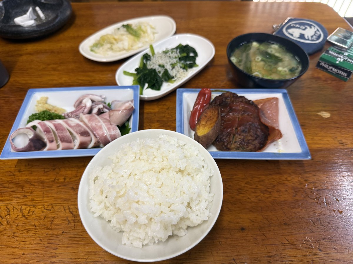 Guredius's tweet photo. できる男の優雅な昼ごはん😂
久々の昭和ストロングダイナー
イカ美味かった🦑

#味覚
#服部天神 https://t.co/mpYO8in2ei