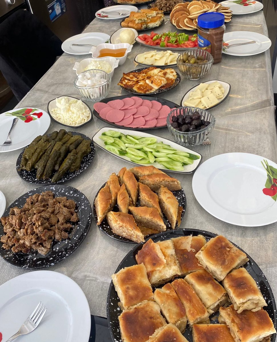 bayrakmedya's tweet photo. Yıllar sonra ilk kez torunlarının geleceğini duyan bir kadının kurduğu sofra: https://t.co/R1Oub1qPe7