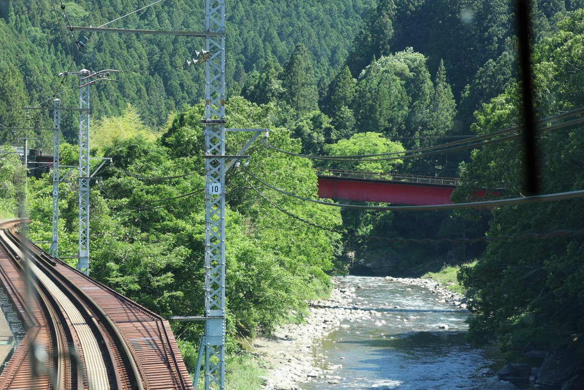 Boreas2001's tweet photo. 飯田線名物、渡らずの鉄橋
軟弱地盤で実用的なトンネルが掘れず、やむなく川の上を通って同じ岸へ戻る迂回路 https://t.co/EIcbrPEnY6