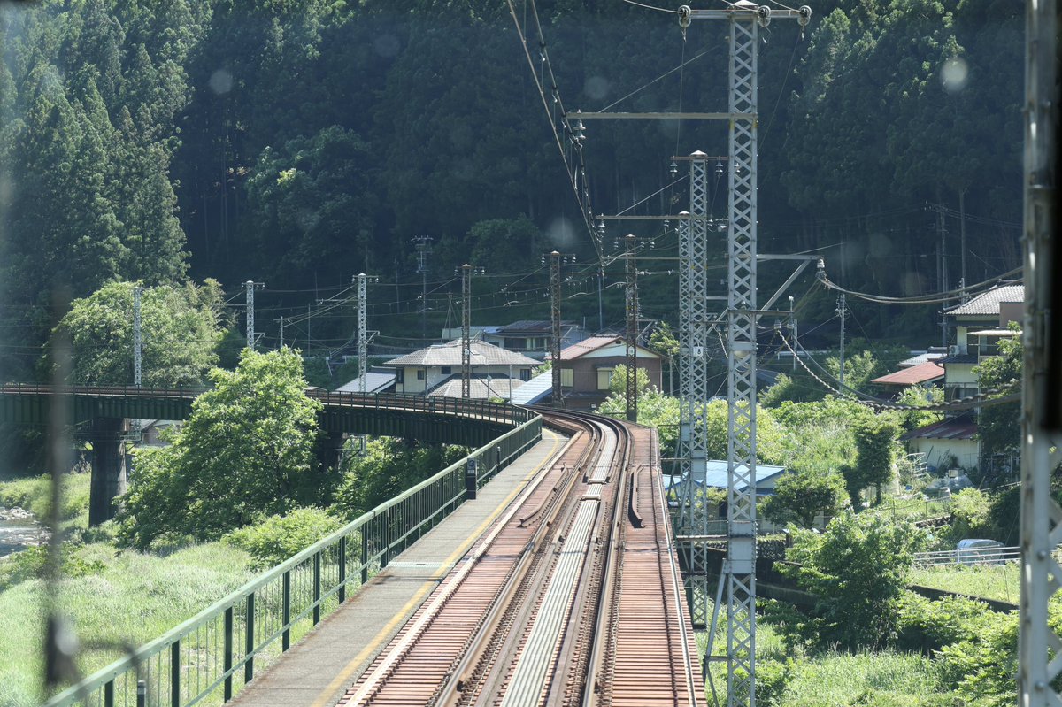 Boreas2001's tweet photo. 飯田線名物、渡らずの鉄橋
軟弱地盤で実用的なトンネルが掘れず、やむなく川の上を通って同じ岸へ戻る迂回路 https://t.co/EIcbrPEnY6