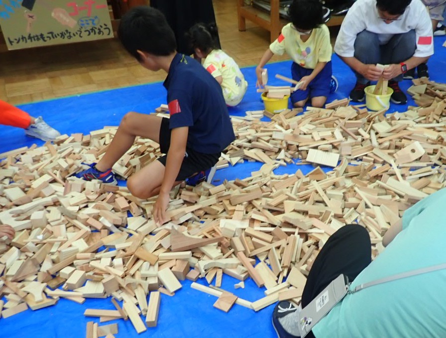forestpark_s's tweet photo. ★イベント案内★8/10(月)・8/11(火祝)
【森のクラフト広場～こっぱで作ろう～】
大量のこっぱから自由に選んで、切って、くっつけて！すてきな作品作ろう！組み合わせ次第でアイデアは無限大です！
対象：年少～小学生とその保護者
申込：当日会場にて先着順。9：30から当日分を受付します https://t.co/fmLSklkOcI