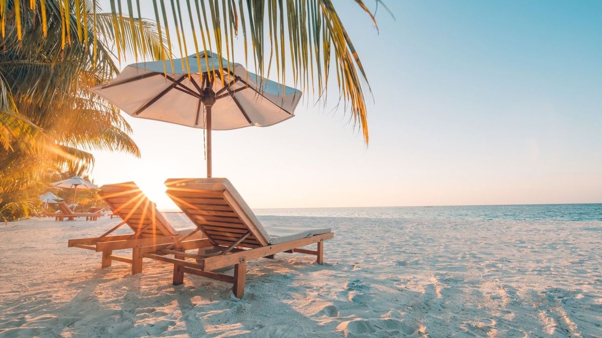 Dounafa2's tweet photo. Si vous partez en vacance, laissez vos  soucis et vos tracas derrière et n’emportez avec vous que ce qui soulage l’esprit et l’aère.  Le quotidien devenant  trop dur, peu de choses y rassure. Alors faites l’aveugle et le sourd ne serait-ce que jusqu’au retour ..
#bonjour https://t.co/swmxlPYqND