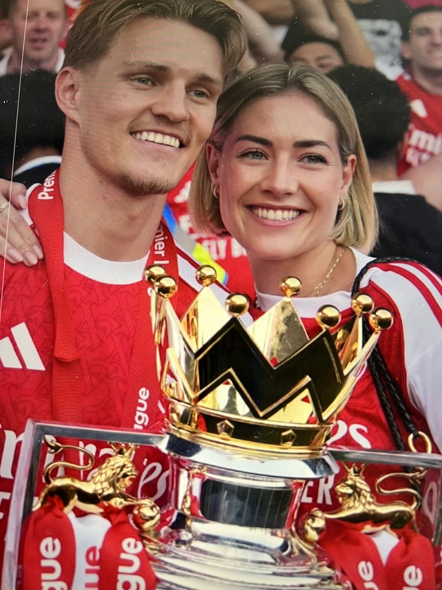 oddegutt's tweet photo. Et yndig parr fra Drammensregionen. Heie Arsenal ! https://t.co/jcsrAgXjUT