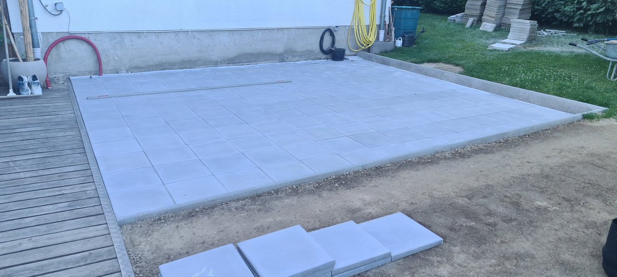 kellermining's tweet photo. Um Punkt 06:00 Uhr wurde die Nachbarschaft liebevoll mit der Flex geweckt. Die letzten Platten sitzen!

Jetzt noch einmal mit dem Rüttler drüber und das Fundament für die Wärmesenke ist fertig.

Die nächste Phase kann endlich beginnen. ⛏️ https://t.co/QpSA5hA4iI