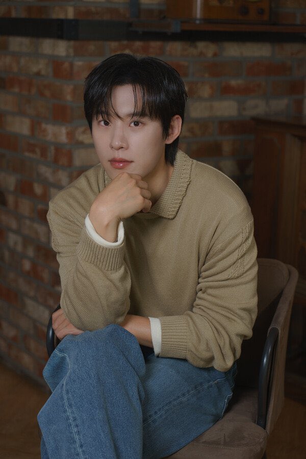 ffecuTe's tweet photo. 260529 골드랜드 인터뷰 정리 #김성철

- 우기를 준비하며?
생각이 깊지 않고 이른바 '날티'가 나는 모습을 표현하려 했다. 어렸을 때 알았던 친구들이나 학창 시절의 기억을 떠올리며 그들의 말투를 참고하기도 했다. 의상이나 분장도 여러 차례 테스트를 거쳤다. https://t.co/WDkazXFSjb