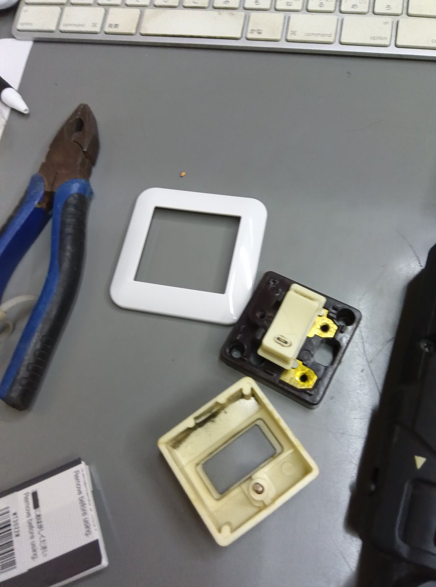 kitamu127's tweet photo. 一応電気工事士なので
会社の照明のスイッチ交換を頼まれる等しました。
ホタルスイッチにしたので、暗い中手探りでボタンを探すことも無くなるかな、と https://t.co/43jbkkiOE4