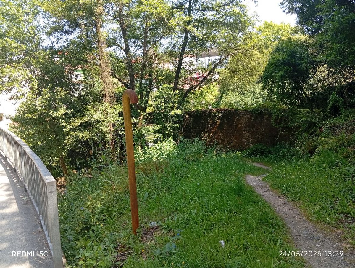 composcleta's tweet photo. @Capitalgalicia @ConBici Iso queremos todas!!
Dende a intermodal ata o hospital hai diversos treitos inconexos. Algún deles coma o da foto, costa ver como vai unir co aparcamento do Hospital, xa que a unión ca carreteira, de momento é o sendeiro que se ve na foto da dereita, con gran desnivel. https://t.co/BdFBKSVwRT