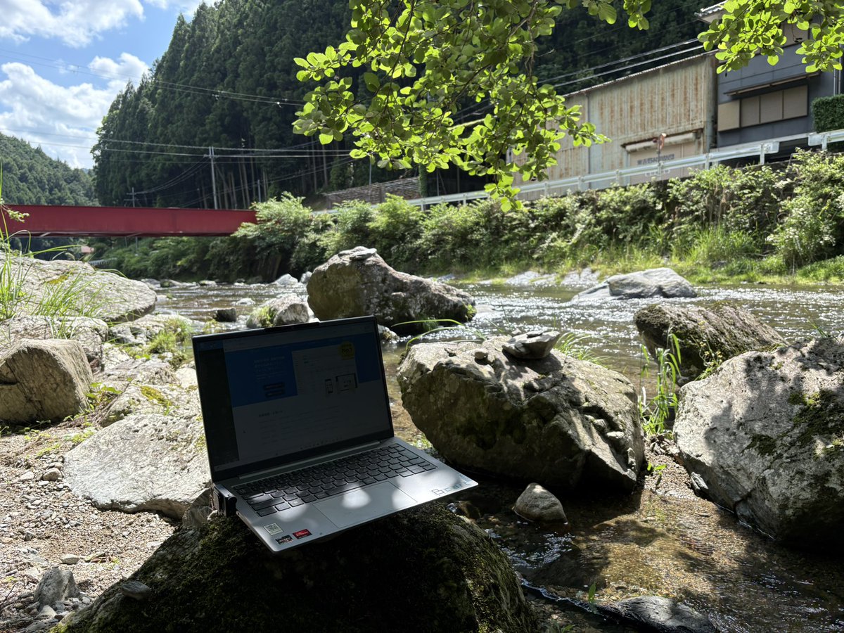 _yumeP_'s tweet photo. あまりに天気がよくて気持ちいいので、今日は #東吉野 の川辺でお仕事🍃

最近は市街地に出たら、
その分反動で自然を吸収したくなる🫠

こんな風にのびのびと自然に包まれて仕事出来るスペースが作れたらいいなあ

都会のみなさん。自然はいいですよ。山で仕事しましょう。 https://t.co/ZW5EsW265t