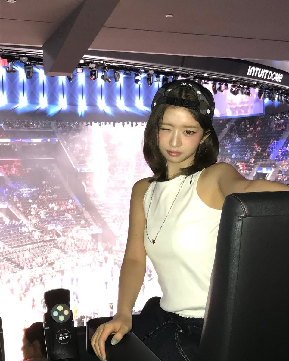 woS2rei's tweet photo. LA에서 농구 경기 관람하러 간 레이 너무 잘생겨서 힘들다... https://t.co/vsRYDVkN8y