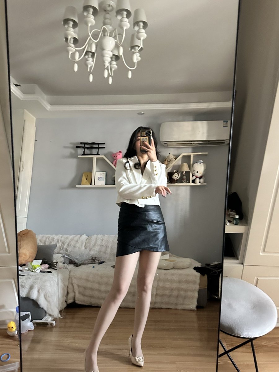 WSNJXJJS's tweet photo. 南京。今天适合不说话。

#黑裙 #高跟鞋 #镜自拍 #冷淡风 #ootd #腿控 #fashion https://t.co/keiciNh5cR