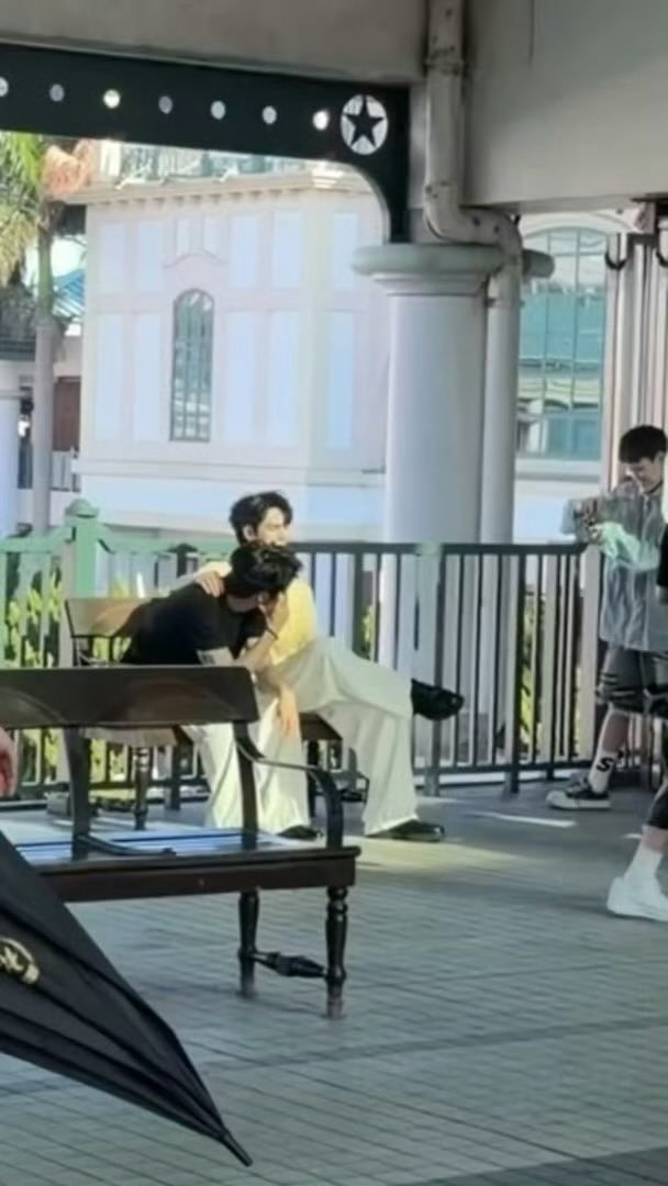 sunshinefv4's tweet photo. Xizhao at Hong Kong now they just wear outfit couple 😭 🇭🇰 #sammychirldrenday 
#Hechangxi #Heyanzhao https://t.co/ImoDdykfzK