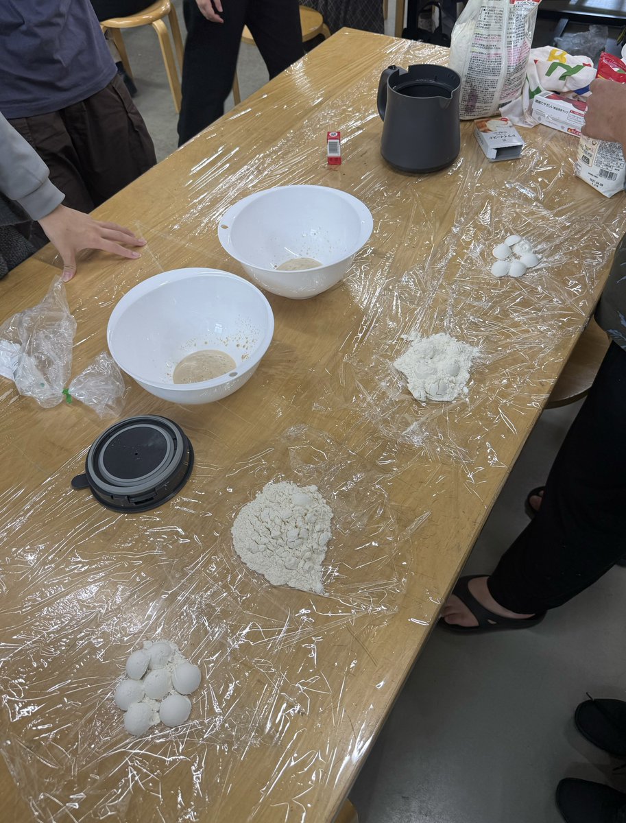 Cinna2073's tweet photo. 多摩美術大学あるある

ピザパが決まると生地から作り始める

（この後のツイートがなかったら失敗したと思ってください） https://t.co/ZyynJvuOkW
