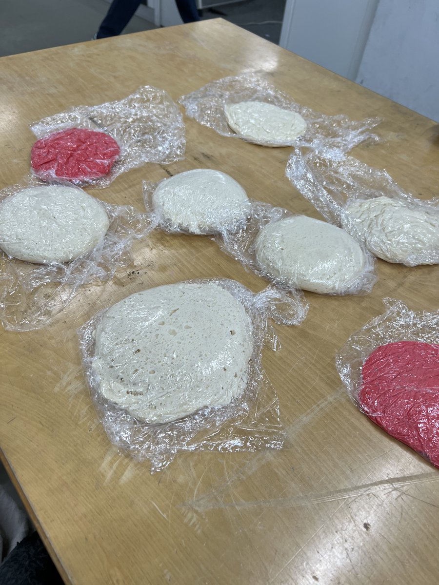 Cinna2073's tweet photo. 多摩美術大学あるある

ピザパが決まると生地から作り始める

（この後のツイートがなかったら失敗したと思ってください） https://t.co/ZyynJvuOkW