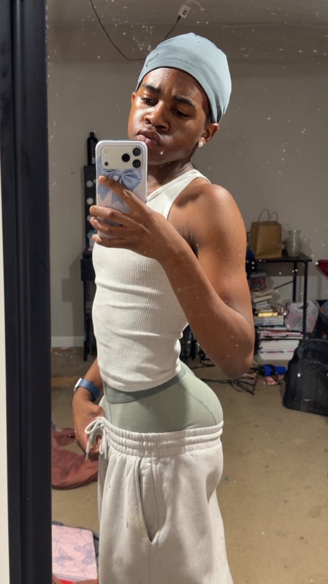 EnvyCMP's tweet photo. Mirror knew what was coming! https://t.co/bZffq3mm2O
