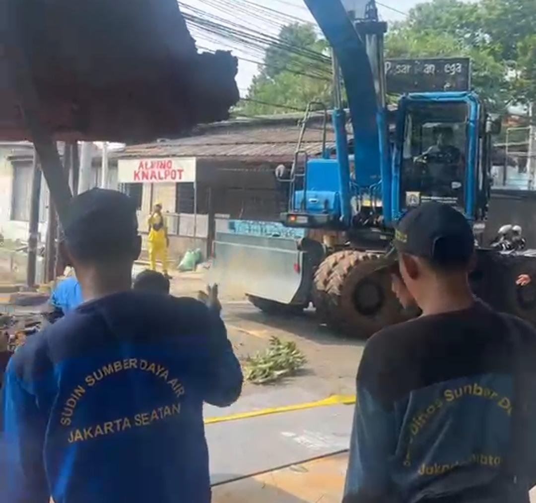 DKIJakarta's tweet photo. Pemerintah Provinsi (Pemprov) DKI Jakarta bergerak cepat menangani kerusakan jalan amblas di ruas Jalan Lenteng Agung Raya, tepatnya di dekat Gang Empang, Jakarta Selatan. Kerusakan yang memakan dua lajur jalan tersebut menyebabkan kepadatan lalu lintas menuju arah Depok dan sekitarnya.