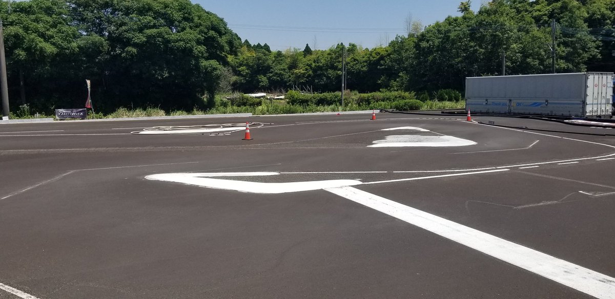 335Base's tweet photo. ON ロードコース ペイント開始
コース洗浄→下塗り→上塗り
コースがどんなカラーリング色に🤔　お化粧直し https://t.co/io0KnYzMMa