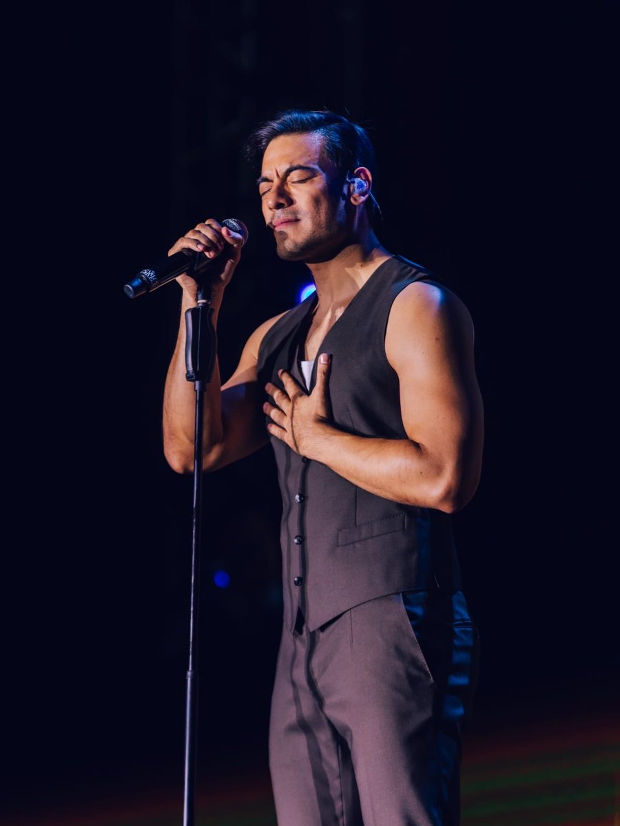 solotu_cr's tweet photo. 💙🇨🇷 ¡Carlos Rivera: Una leyenda que nos sigue enamorando! 😍@ClubSoloTu @_CarlosRivera @sonymusicca @WestWoodEntt @mikenoriega @riveristashq https://t.co/g4RBGuLM8H