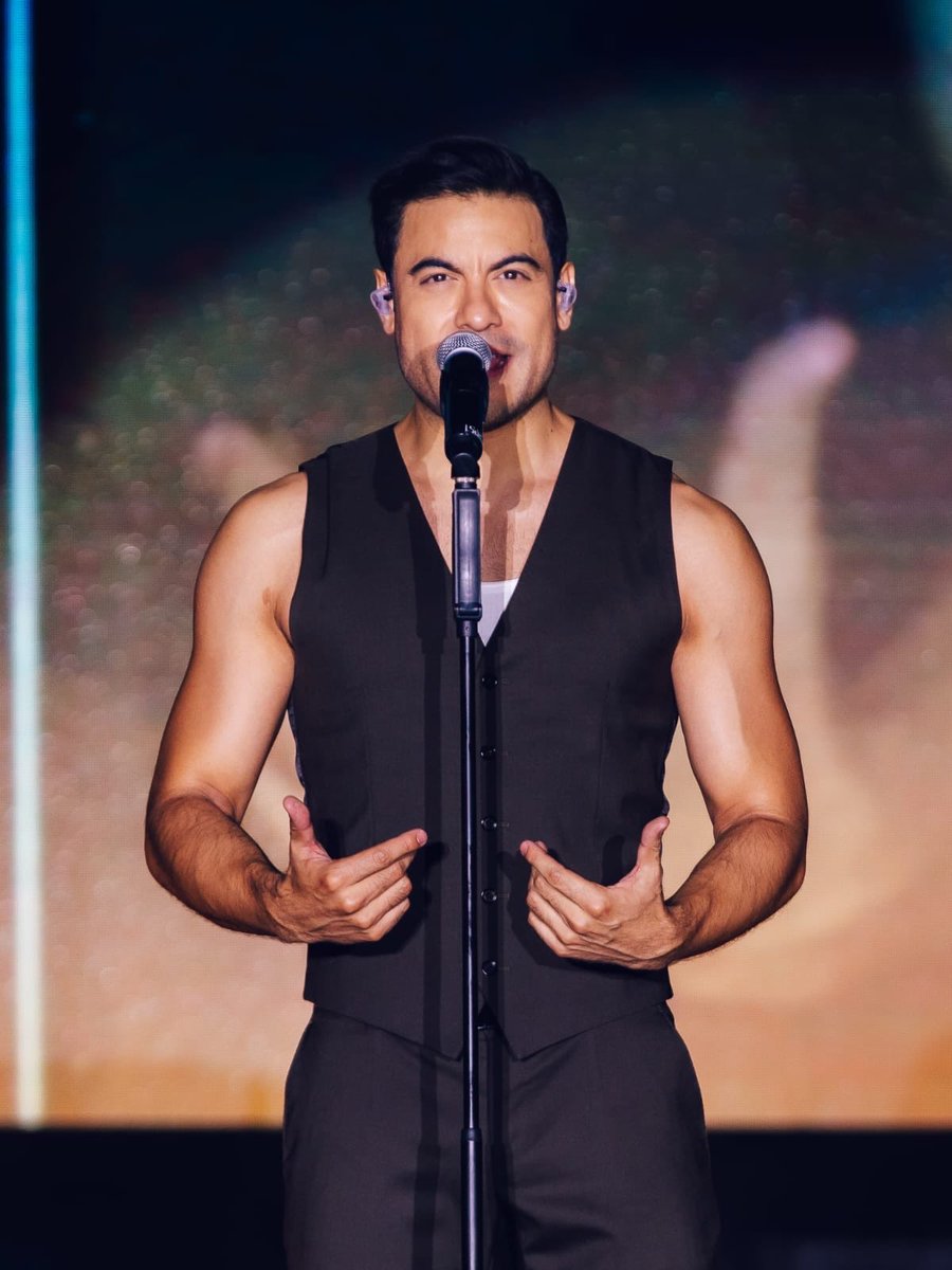 solotu_cr's tweet photo. 💙🇨🇷 ¡Carlos Rivera: Una leyenda que nos sigue enamorando! 😍@ClubSoloTu @_CarlosRivera @sonymusicca @WestWoodEntt @mikenoriega @riveristashq https://t.co/g4RBGuLM8H