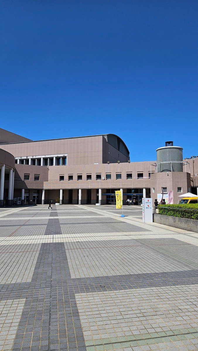 pg_koushiki's tweet photo. 本日は「20thライヴサーキット“水”」三重県文化会館 大ホール公演！
OPEN 17:30 / START 18:30、グッズ会場先行販売は15:00スタート！
本日より三重・岐阜の順に廻ります。
三重の「ピックキーホルダー」は、EP『種』のジャケットを連想する紫、岐阜は“ポルノといえば”のオレンジです！

#種水果実 https://t.co/dxcqVdPXqm