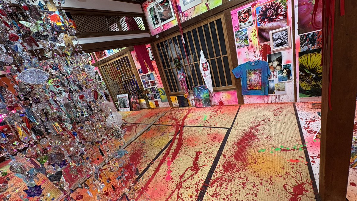 17individual's tweet photo. 蜷川実花個展『mirror, mirror, mirror mika ninagawa』下北沢
��ごい！惨◯現場を思わせる古い民家に凝縮された、キラキラ、エロティク、グロテスクコラージュ。最後の純白世界作品で救われたと思い天井を見上げると、、、コワ！ https://t.co/yB3KVkP82m