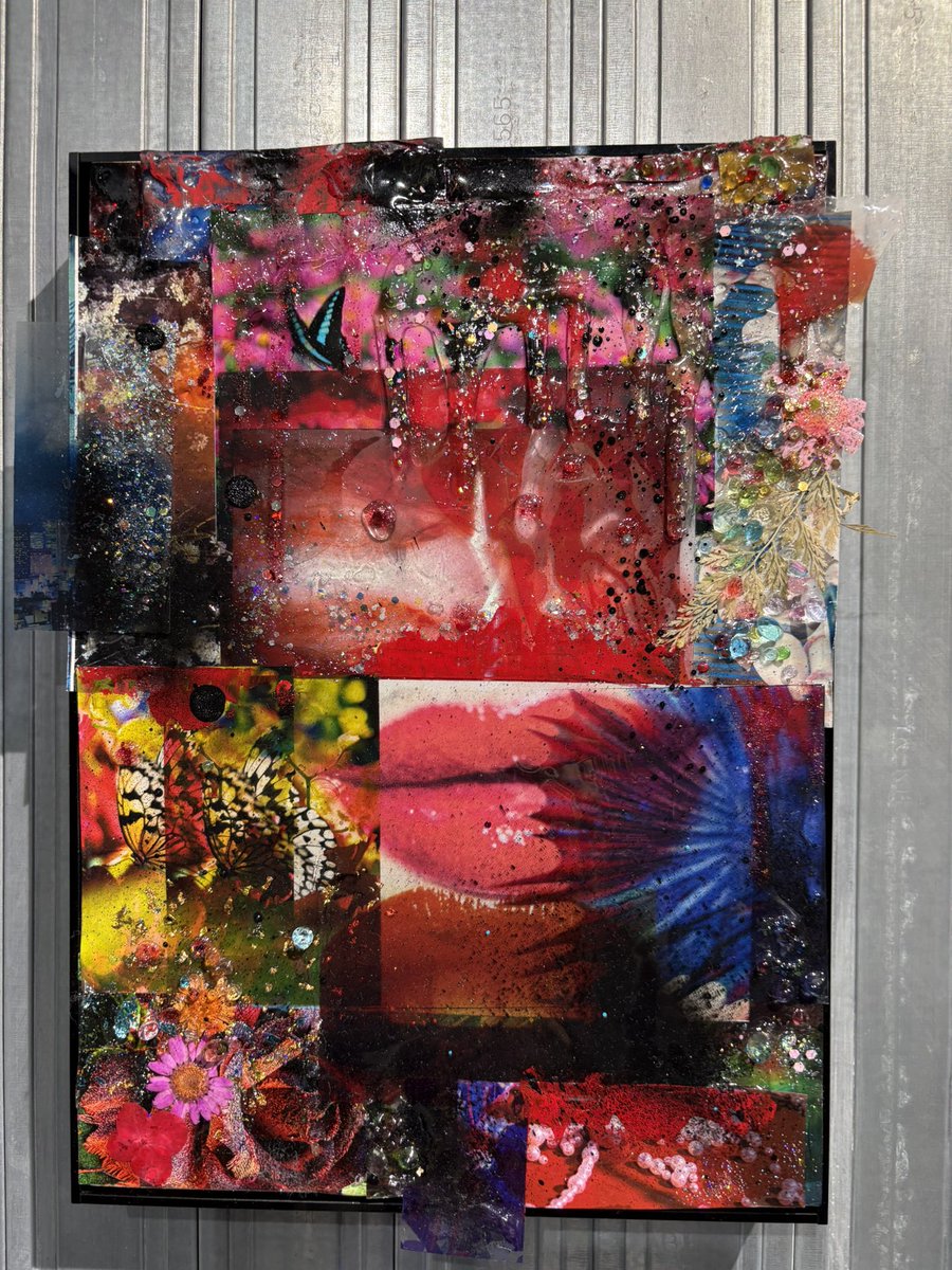 17individual's tweet photo. 蜷川実花個展『mirror, mirror, mirror mika ninagawa』下北沢
��ごい！惨◯現場を思わせる古い民家に凝縮された、キラキラ、エロティク、グロテスクコラージュ。最後の純白世界作品で救われたと思い天井を見上げると、、、コワ！ https://t.co/yB3KVkP82m