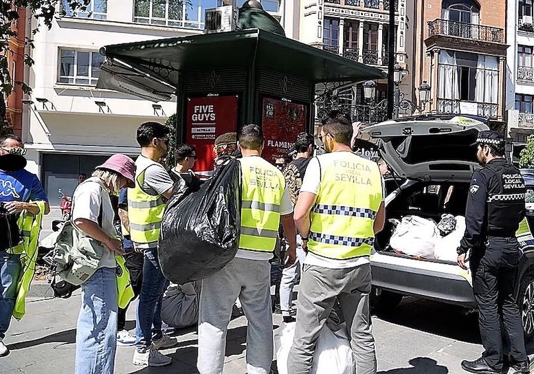 LQSomos's tweet photo. ¿Casos aislados! Policías que se quedan con las camisetas de fútbol requisadas en la calle… https://t.co/C37RTsTvKp #CasosAislados https://t.co/OM5L84KwsL