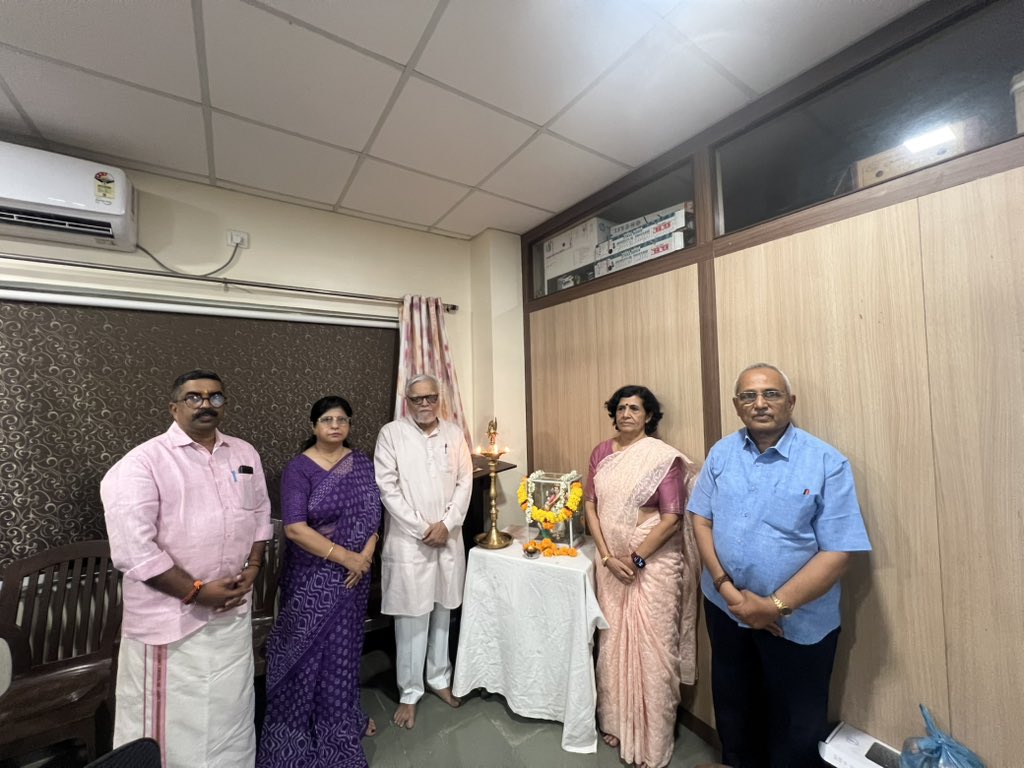 atulkotharissun's tweet photo. शिक्षा संस्कृति उत्थान न्यास की राष्ट्रीय संचालन समिति की बैठक श्रीमती नाथीबाई दामोदर ठाकर्सी महिला विश्वविद्यालय, पुणे में प्रारंभ। न्यास के राष्ट्रीय सचिव डॉ अतुल कोठारी जी, कोषाध्यक्ष सुरेश गुप्ता जी, संयोजक ए विनोद जी, सह सचिव सविता सेंगर जी विशेष रूप से उपस्थित। https://t.co/XPbXTAUI07