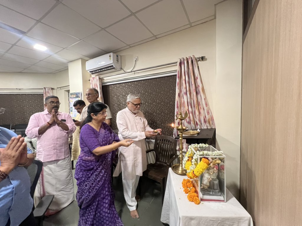 atulkotharissun's tweet photo. शिक्षा संस्कृति उत्थान न्यास की राष्ट्रीय संचालन समिति की बैठक श्रीमती नाथीबाई दामोदर ठाकर्सी महिला विश्वविद्यालय, पुणे में प्रारंभ। न्यास के राष्ट्रीय सचिव डॉ अतुल कोठारी जी, कोषाध्यक्ष सुरेश गुप्ता जी, संयोजक ए विनोद जी, सह सचिव सविता सेंगर जी विशेष रूप से उपस्थित। https://t.co/XPbXTAUI07