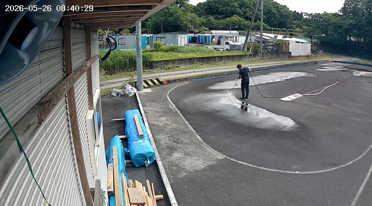 335Base's tweet photo. ON ロードコース ペイント開始
コース洗浄→下塗り→上塗り
コースがどんなカラーリング色に🤔　お化粧直し https://t.co/io0KnYzMMa