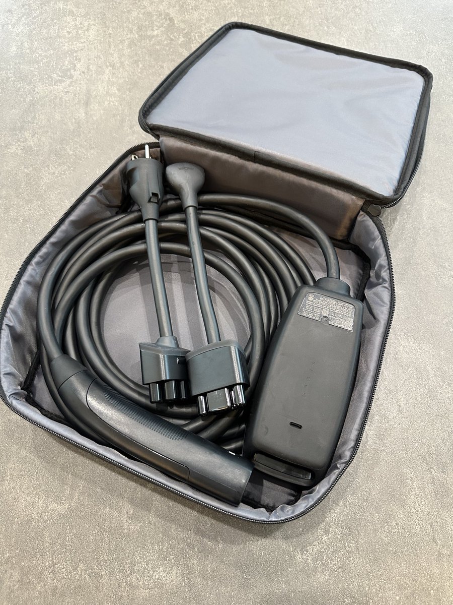 modely_yagi's tweet photo. 🔌Tesla Gen 3 モバイルコネクター到着

2026.5.25購入
2026.5.28到着

納車から約3か月待ってようやく購入できました✨

今回感じたポイント👇

✅ 販売開始から約1分で完売
✅ カート投入だけでは確保できない可能性あり
✅ 決済完了順で在庫がなくなる印象
✅ 配送は非常に早い（3日で到着）

我が家は200Vコンセント設置済み🏠
20A回路のため16A運用予定です🔋

実機レビュー👇

⚡️総重量：約3kg
⚡️ケーブルが柔らかく収納しやすい
⚡️コネクターが軽く抜き差ししやすい
⚡️純正品らしく質感は良好

代用品も使用しましたが、
純正モバイルコネクターはケーブルのしなやかさが全く違います😊

また、Teslaアプリ上では「Gen II」と表示されていますが、届いた製品はGen IIIでした

本体表面はゴム系素材のため擦れ跡や指紋が目立ちやすいですが、拭けば綺麗になります✨

動作確認も問題なし👍

モバイルコネクター待ちの方は、
販売開始後すぐに決済まで進むことをおすすめします⚠️

#Tesla
#ModelY
#テスラ
#モバイルコネクター