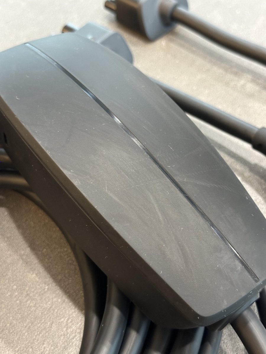 modely_yagi's tweet photo. 🔌Tesla Gen 3 モバイルコネクター到着

2026.5.25購入
2026.5.28到着

納車から約3か月待ってようやく購入できました✨

今回感じたポイント👇

✅ 販売開始から約1分で完売
✅ カート投入だけでは確保できない可能性あり
✅ 決済完了順で在庫がなくなる印象
✅ 配送は非常に早い（3日で到着）

我が家は200Vコンセント設置済み🏠
20A回路のため16A運用予定です🔋

実機レビュー👇

⚡️総重量：約3kg
⚡️ケーブルが柔らかく収納しやすい
⚡️コネクターが軽く抜き差ししやすい
⚡️純正品らしく質感は良好

代用品も使用しましたが、
純正モバイルコネクターはケーブルのしなやかさが全く違います😊

また、Teslaアプリ上では「Gen II」と表示されていますが、届いた製品はGen IIIでした

本体表面はゴム系素材のため擦れ跡や指紋が目立ちやすいですが、拭けば綺麗になります✨

動作確認も問題なし👍

モバイルコネクター待ちの方は、
販売開始後すぐに決済まで進むことをおすすめします⚠️

#Tesla
#ModelY
#テスラ
#モバイルコネクター