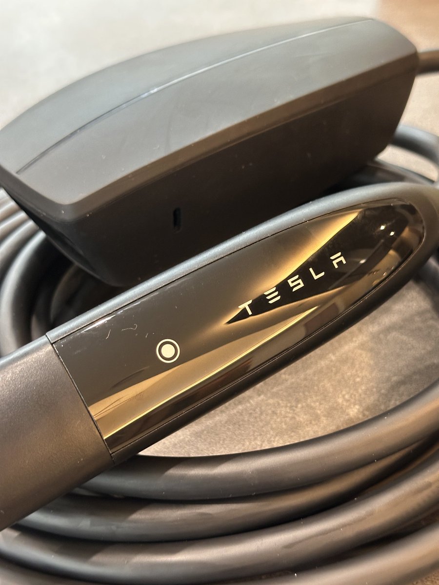 modely_yagi's tweet photo. 🔌Tesla Gen 3 モバイルコネクター到着

2026.5.25購入
2026.5.28到着

納車から約3か月待ってようやく購入できました✨

今回感じたポイント👇

✅ 販売開始から約1分で完売
✅ カート投入だけでは確保できない可能性あり
✅ 決済完了順で在庫がなくなる印象
✅ 配送は非常に早い（3日で到着）

我が家は200Vコンセント設置済み🏠
20A回路のため16A運用予定です🔋

実機レビュー👇

⚡️総重量：約3kg
⚡️ケーブルが柔らかく収納しやすい
⚡️コネクターが軽く抜き差ししやすい
⚡️純正品らしく質感は良好

代用品も使用しましたが、
純正モバイルコネクターはケーブルのしなやかさが全く違います😊

また、Teslaアプリ上では「Gen II」と表示されていますが、届いた製品はGen IIIでした

本体表面はゴム系素材のため擦れ跡や指紋が目立ちやすいですが、拭けば綺麗になります✨

動作確認も問題なし👍

モバイルコネクター待ちの方は、
販売開始後すぐに決済まで進むことをおすすめします⚠️

#Tesla
#ModelY
#テスラ
#モバイルコネクター