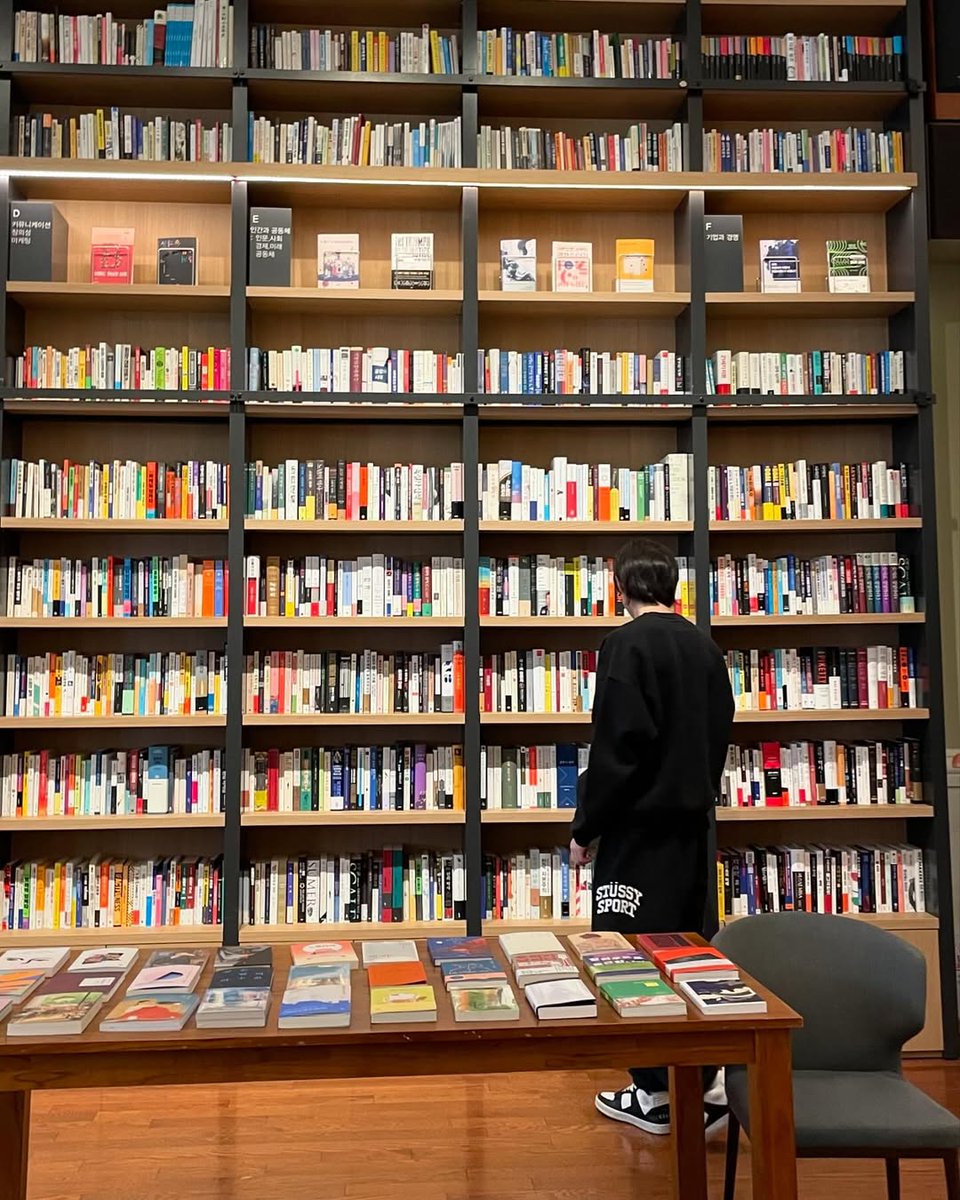 JJaeyumixx's tweet photo. #KimYoungDae said he used to read lot of books in his early 20s n in late 2024 interview, he wished to read lot of books again, n i guess he is back to his reading hobby, coz he occasionally shars what he read on his FC in the past years.. https://t.co/WdaNsHzCvh