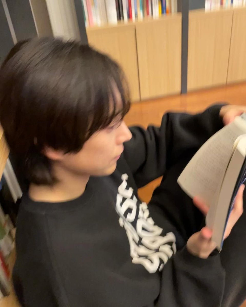 JJaeyumixx's tweet photo. #KimYoungDae said he used to read lot of books in his early 20s n in late 2024 interview, he wished to read lot of books again, n i guess he is back to his reading hobby, coz he occasionally shars what he read on his FC in the past years.. https://t.co/WdaNsHzCvh