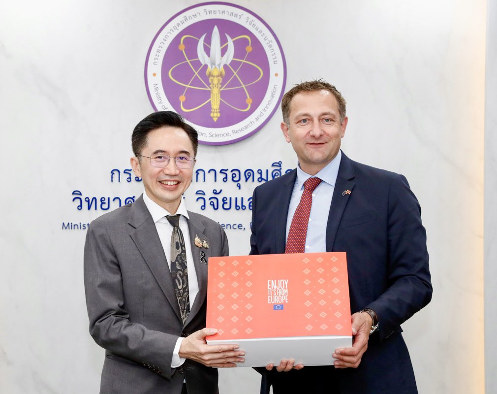 CHansenEU's tweet photo. Good discussion with 🇹🇭 Deputy PM Wongsawat on how Europe and Thailand can work together on circular and bioeconomy ♻️ sustainable food systems 🌱innovation &amp; research 🔬

Stronger cooperation means new opportunities for farmers, businesses, and investment on both sides 🇪🇺🤝🇹🇭 https://t.co/WhZ6sJWNGG
