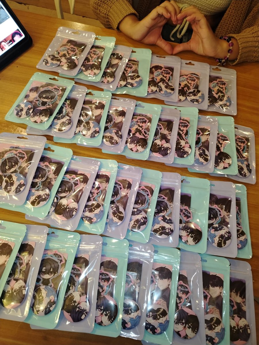 Prim_Scarlet2's tweet photo. We made enough for everyone who will be attending @phntm_flwr's THGLL CSE tom 💜 💙 https://t.co/RofySws9pG