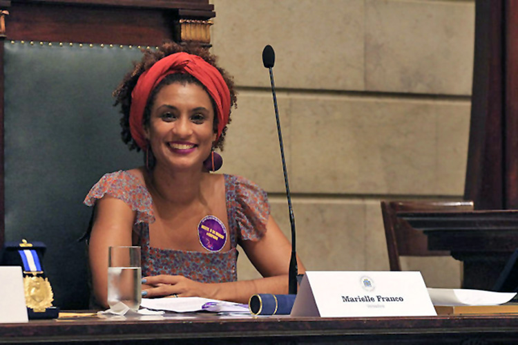 afrofeminas's tweet photo. ✊🏾 Empezamos el día reivindicando a Marielle Franco (1979-2018), socióloga, feminista, política y activista por los derechos humanos brasileña. Su lucha incansable contra la violencia policial en las favelas y por los derechos de las mujeres negras y LBTI+ sigue siendo un faro de resistencia en toda la diáspora.

¡Marielle, presente! Hoy y siempre florecemos en tu lucha. 🙋🏾‍♀️🔥 #Afroféminas #MarielleFranco #Justicia #Antirracismo
