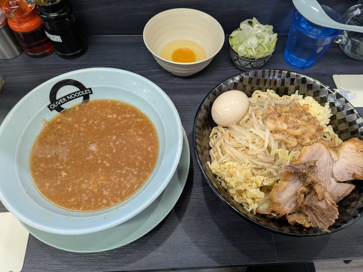 pHgdH47sNe9kwtx's tweet photo. 5/29(金)　🇬🇧オリバーヌードル☀️

ツケメン　アブラ　生玉子　ネギ　味玉　ニンニク　ショウガ

🏥診察だったので一週間断食後の一杯は格別です👍　−2kg減りましたが多分リバウンド確定です😅

胡椒ブタにネギとラー油🔥　アブラも解禁して思う存分堪能できました🤩

ほぐしブタもGET👍 https://t.co/mrUTtxRDof