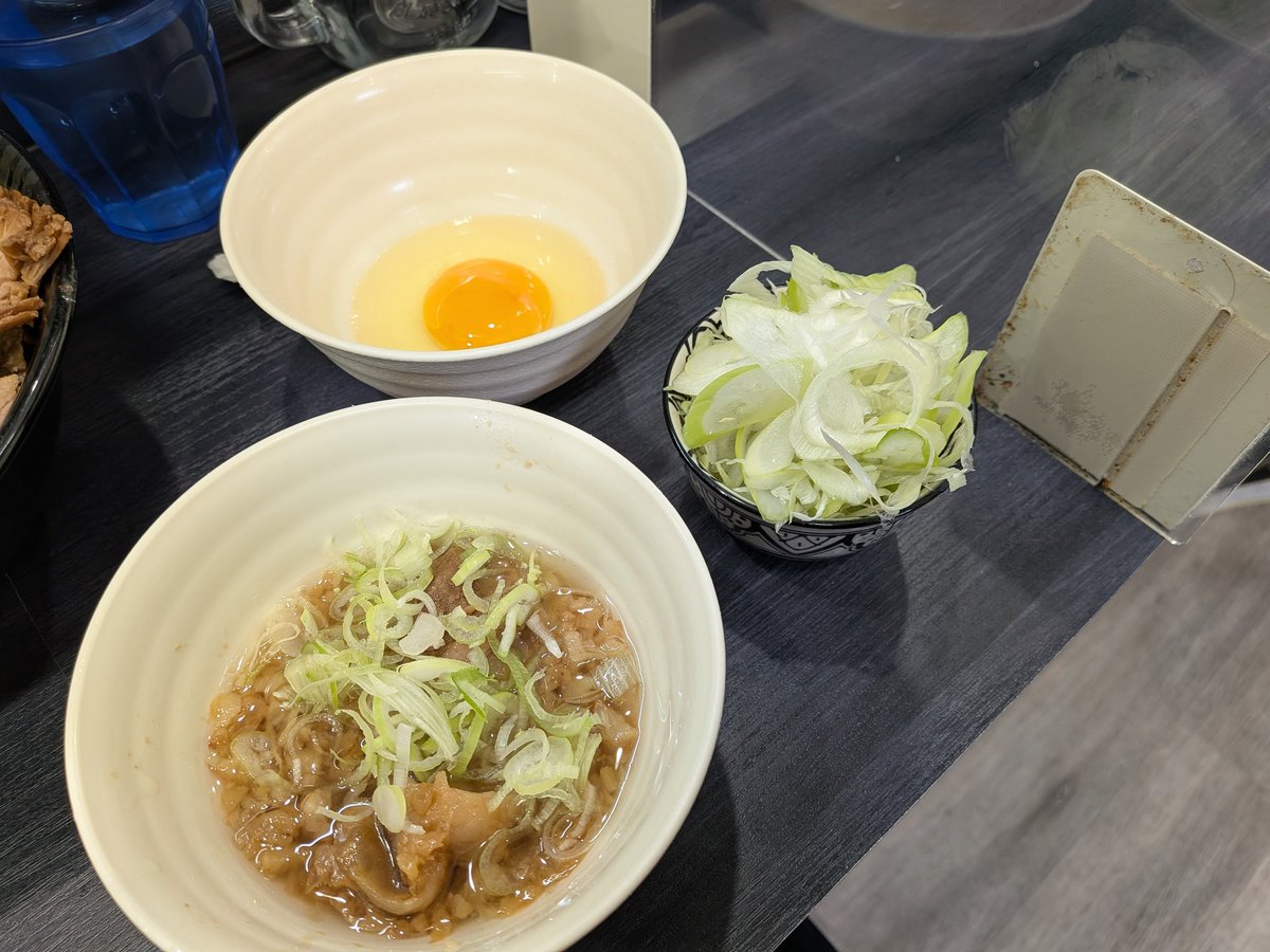 pHgdH47sNe9kwtx's tweet photo. 5/29(金)　🇬🇧オリバーヌードル☀️

ツケメン　アブラ　生玉子　ネギ　味玉　ニンニク　ショウガ

🏥診察だったので一週間断食後の一杯は格別です👍　−2kg減りましたが多分リバウンド確定です😅

胡椒ブタにネギとラー油🔥　アブラも解禁して思う存分堪能できました🤩

ほぐしブタもGET👍 https://t.co/mrUTtxRDof
