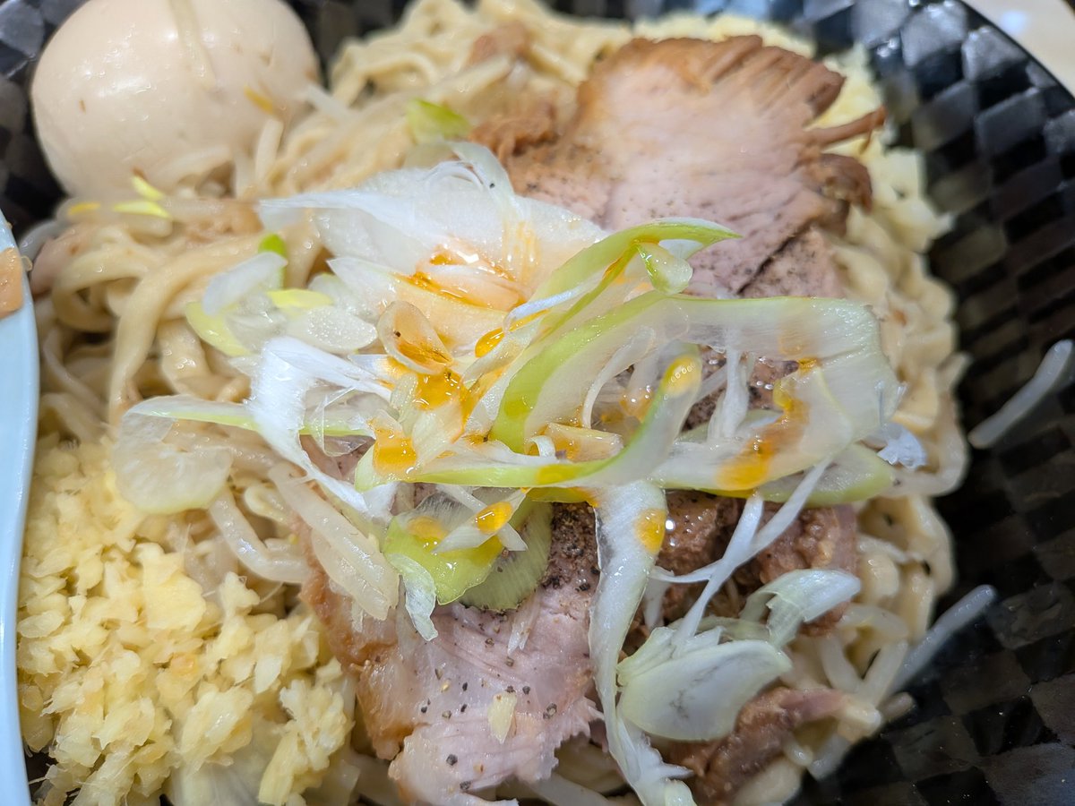 pHgdH47sNe9kwtx's tweet photo. 5/29(金)　🇬🇧オリバーヌードル☀️

ツケメン　アブラ　生玉子　ネギ　味玉　ニンニク　ショウガ

🏥診察だったので一週間断食後の一杯は格別です👍　−2kg減りましたが多分リバウンド確定です😅

胡椒ブタにネギとラー油🔥　アブラも解禁して思う存分堪能できました🤩

ほぐしブタもGET👍 https://t.co/mrUTtxRDof