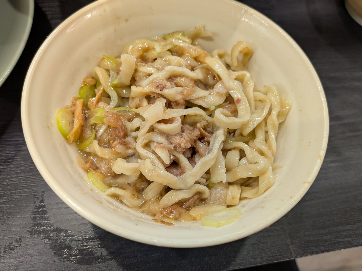 pHgdH47sNe9kwtx's tweet photo. 5/29(金)　🇬🇧オリバーヌードル☀️

ツケメン　アブラ　生玉子　ネギ　味玉　ニンニク　ショウガ

🏥診察だったので一週間断食後の一杯は格別です👍　−2kg減りましたが多分リバウンド確定です😅

胡椒ブタにネギとラー油🔥　アブラも解禁して思う存分堪能できました🤩

ほぐしブタもGET👍 https://t.co/mrUTtxRDof