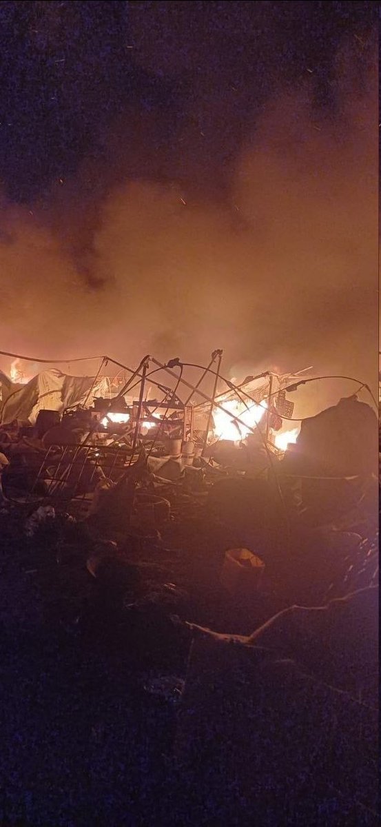 Sa7atPl's tweet photo. اندلعت النيران في خيام النازحين جراء قصف الاحتلال الوحشي والمفاجئ شمال غربي خانيونس https://t.co/Ylbg03ggDw