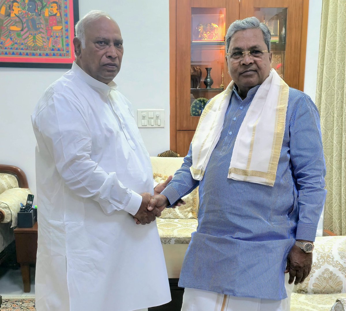 siddaramaiah's tweet photo. Had a warm meeting with AICC President Shri Mallikarjun Kharge in New Delhi today.

Shri K. J. George, Shri Priyank Kharge, and MLC Dr. Yathindra Siddaramaiah were also present. https://t.co/l44pwy7o9z
