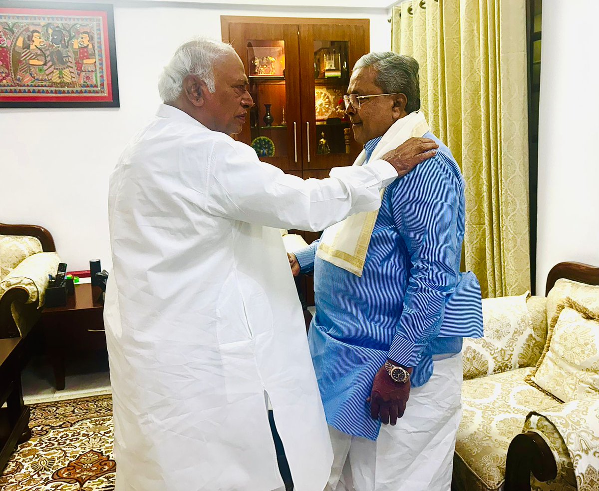 siddaramaiah's tweet photo. Had a warm meeting with AICC President Shri Mallikarjun Kharge in New Delhi today.

Shri K. J. George, Shri Priyank Kharge, and MLC Dr. Yathindra Siddaramaiah were also present. https://t.co/l44pwy7o9z